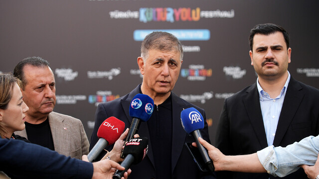 AK Parti Genel Sekreteri İnan, İzmir Kültür Yolu Festivali'ndeki sergileri gezdi:
