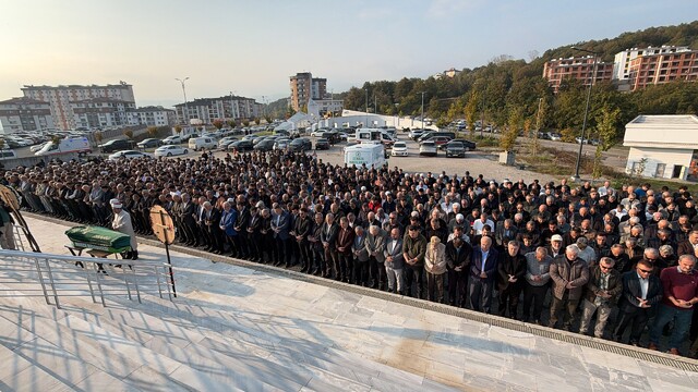 Sevilen profesör son yolculuğuna uğurlandı
Yapımını üstlendiği camide dualarla uğurlandı