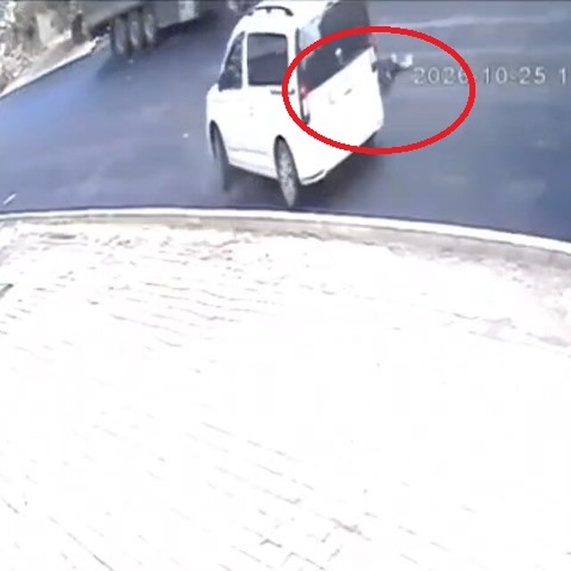 Otomobilin araçtan inen çocuğa çarptığı kaza kamerada