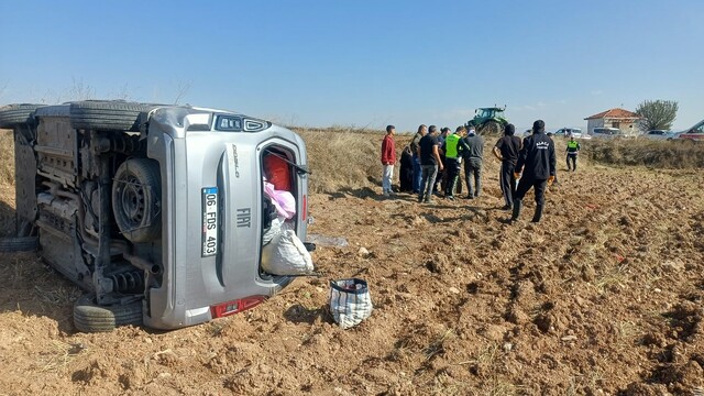 Çorum'da bariyerlere çarpan hafif ticari araç takla attı: 2 yaralı