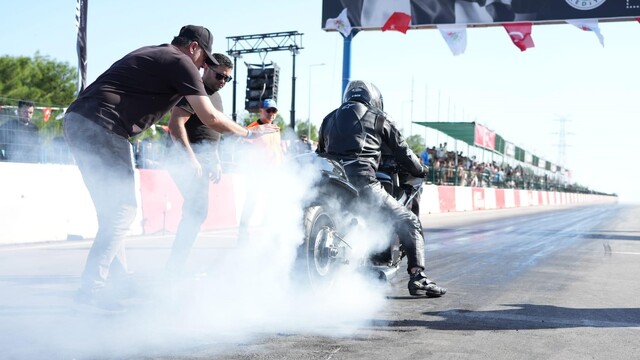 Kepez'de motodrag yarışları büyük heyecanla sürüyor