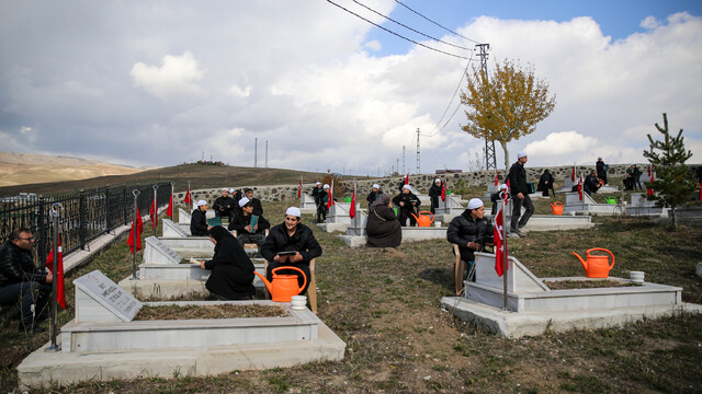 PKK'lı teröristlerin katlettiği 33 Yavi şehidi mezarları başında anıldı
