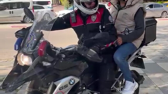 Elazığ'da KPSS'ye geç kalma riski bulunanlara polisten destek