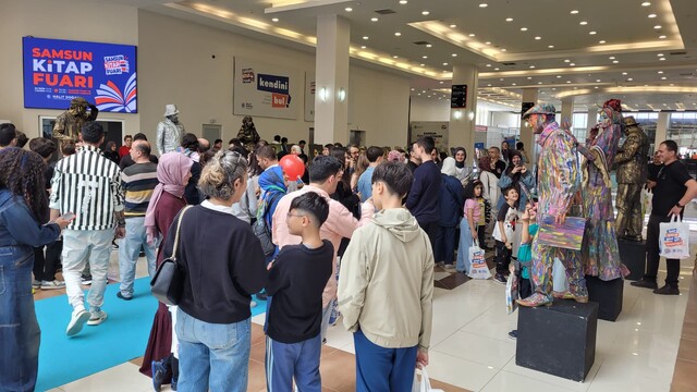Samsun Kitap Fuarı'nda canlı heykel gösterisi ilgi gördü