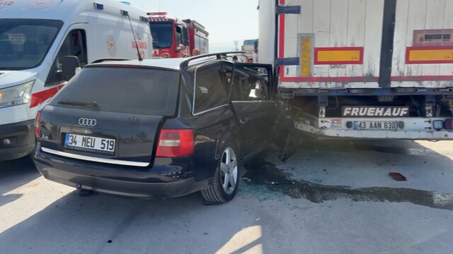 Kütahya'da otomobil tırın dorsesine saplandı: 1 yaralı