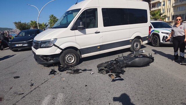 Alanya'da motosiklet ile minibüs çarpıştı: Üniversite öğrencisi genç kız hayatını kaybetti