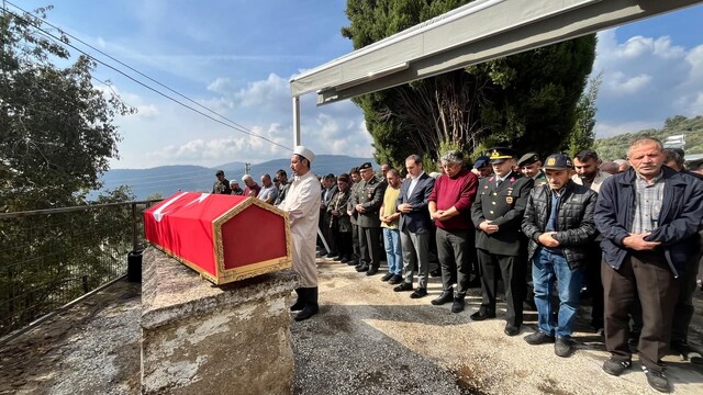 İzmir'de vefat eden Kıbrıs gazisi son yolculuğuna uğurlandı