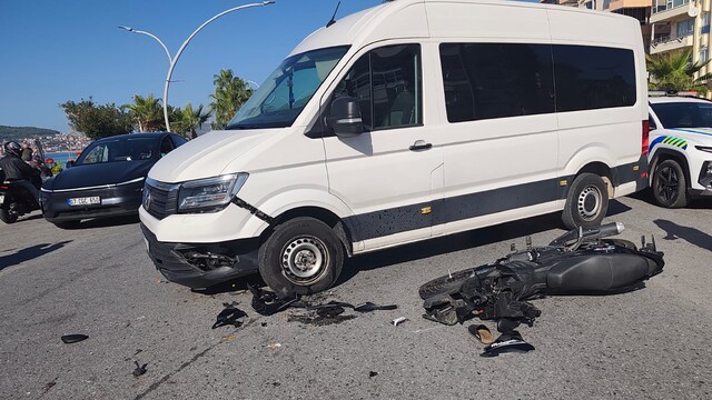 Alanya'da minibüsle çarpışan motosikletin sürücüsü öldü