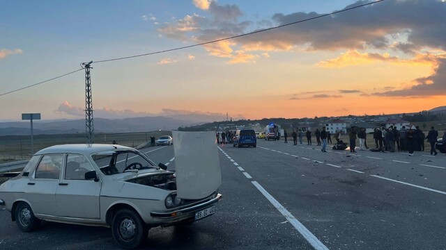 Bingöl'de otomobil ile motosikletin çarpıştığı kazada 3 kişi yaralandı