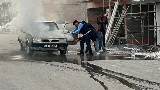 Battalgazi'de yangın çıkan araca zabıta ekipleri müdahale etti