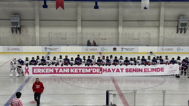 Buz Hokeyi Kadınlar Süper Ligi'nde "pembe pak"la meme kanserinde erken tanıya dikkat çekildi
