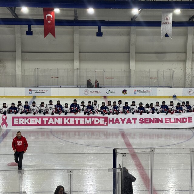 Buz Hokeyi Kadınlar Süper Ligi'nde "pembe pak"la meme kanserinde erken tanı...