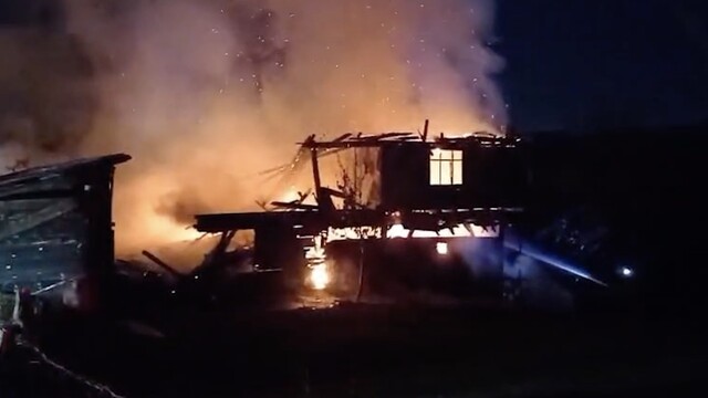 Kastamonu'da alevlere teslim olan iki katlı ev küle döndü