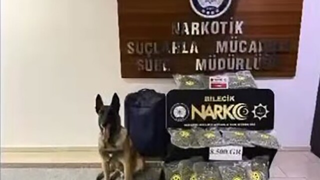 Otomobildeki valizden 8,5 kilo uyuşturucu çıktı