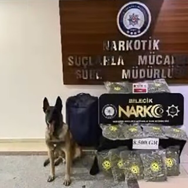 Otomobildeki valizden 8,5 kilo uyuşturucu çıktı