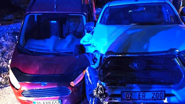 Adıyaman'da iki hafif ticari araç çarpıştı; 8 yaralı