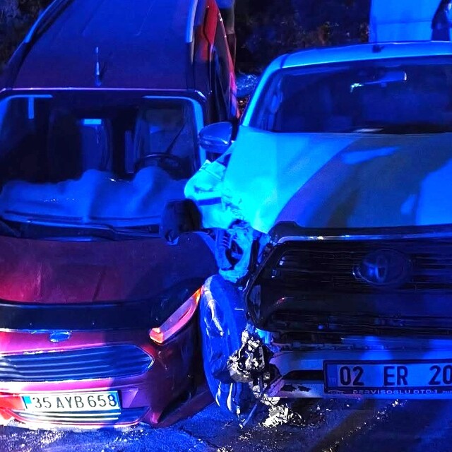Adıyaman'da iki hafif ticari araç çarpıştı; 8 yaralı