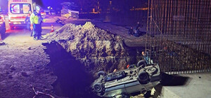 Otomobil, yol yapımı için kazılan çukura düştü; 1 ölü, 5 yaralı