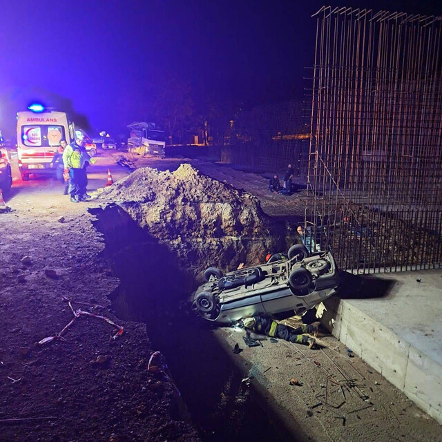 Otomobil, yol yapımı için kazılan çukura düştü; 1 ölü, 5 yaralı