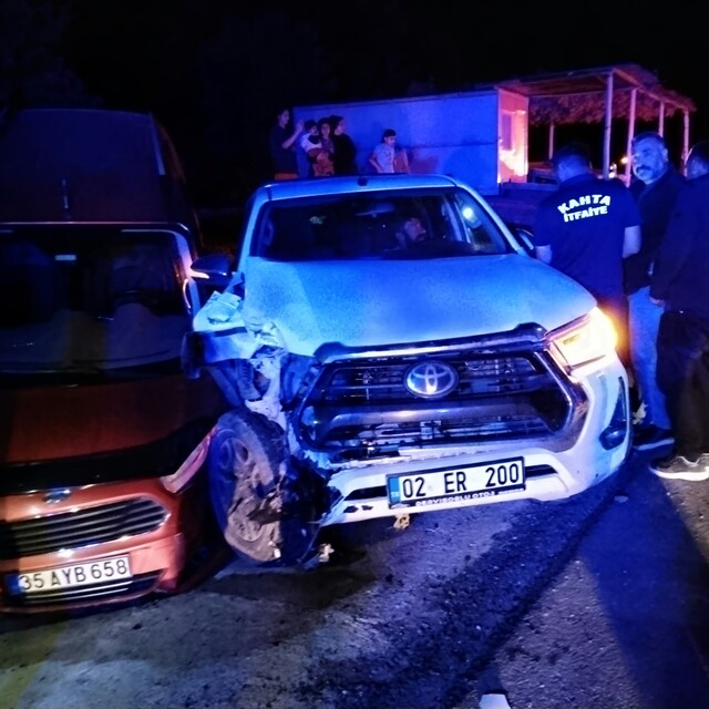 Adıyaman'da otomobil ile pikap çarpıştı, 8 kişi yaralandı