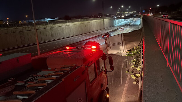 Eskişehir'de 4 ton marul yüklü kamyonet devrildi