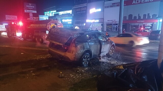 Tırla çarpışan otomobil küle döndü, alevler 3 saatte söndürüldü
Alev topuna dönen araca itfaiyeden özel battaniyeli müdahale
