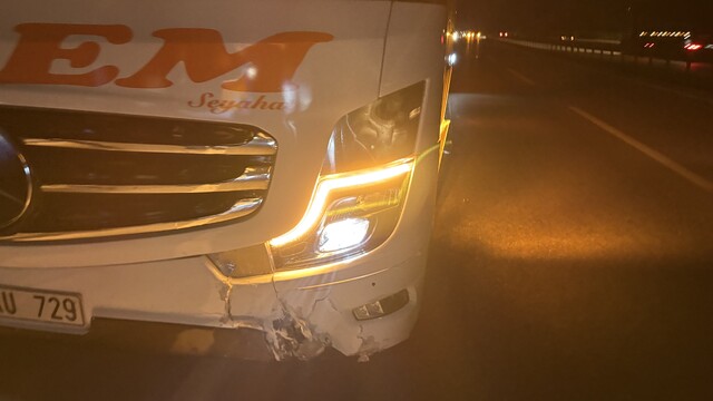 Kastamonu'da otomobil önce bariyerlere, sonra otobüse çarptı: 2 yaralı