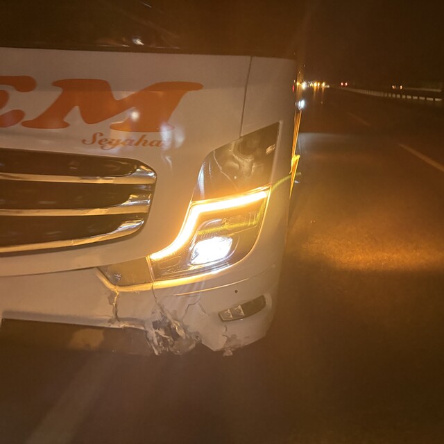 Kastamonu'da otomobil önce bariyerlere, sonra otobüse çarptı: 2 yaralı
