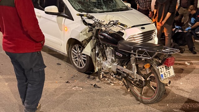 Hafif ticari araç ile motosiklet çarpıştı: 1 yaralı