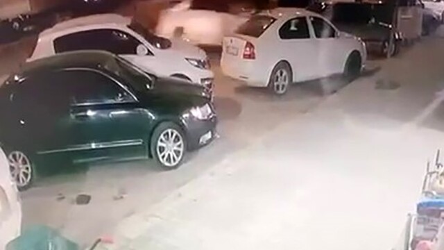 Erzurum'da direksiyonu kilitlenen aracın kaza anı kamerada