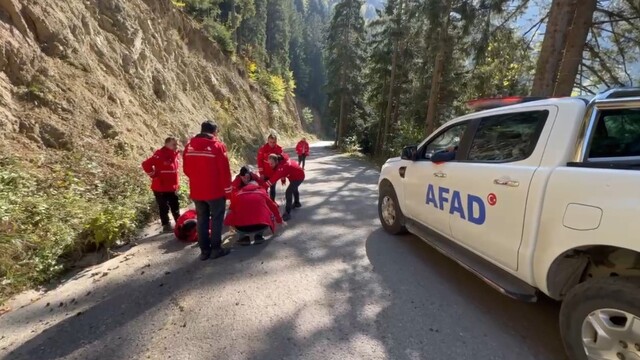 Solaklı Vadisi'nde 40 kişilik arama kurtarma ekibi afetlere hazırlanıyor
Sel, taşkın, heyelan ve kayıp şahıs olaylarında etkin görev almayı hedefleyen ekip, eğitimlerini tamamlayarak afetlere müdahale kapasitesini artırmayı amaçlıyor