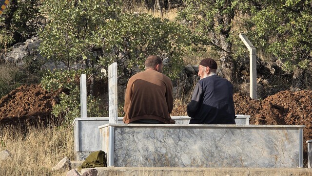 Eşi ve kendisi için mezar kazdırdı
