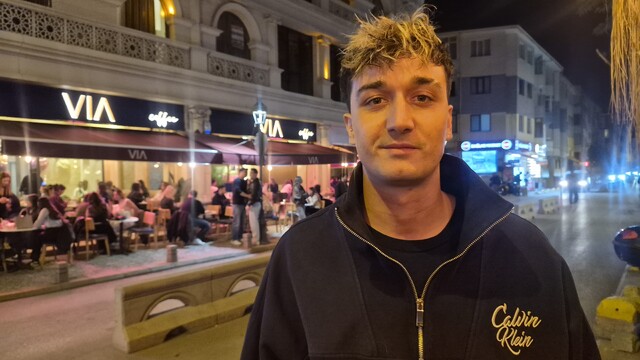 Kafeler caddesinde abartı egzoz, yüksek müzik ve trafik kargaşası tepki çekiyor
Esnaf Arda Cankul:
"İnsanları buradan iten şey trafik"
Kafe çalışanı Kutay Aras:
"Burası araba fuarına dönmeye başladı"