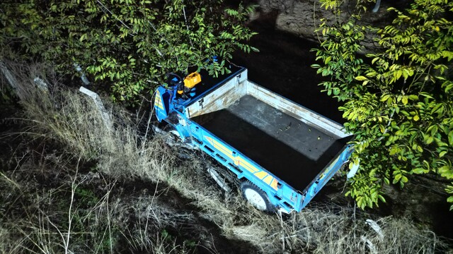 Otomobilin çarptığı patpat 3 metre yükseklikten tarlaya düştü