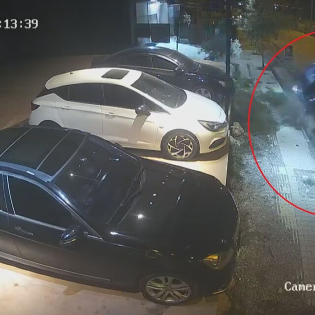 Seyir halindeki otomobil, park halindeki araca ok gibi saplandı