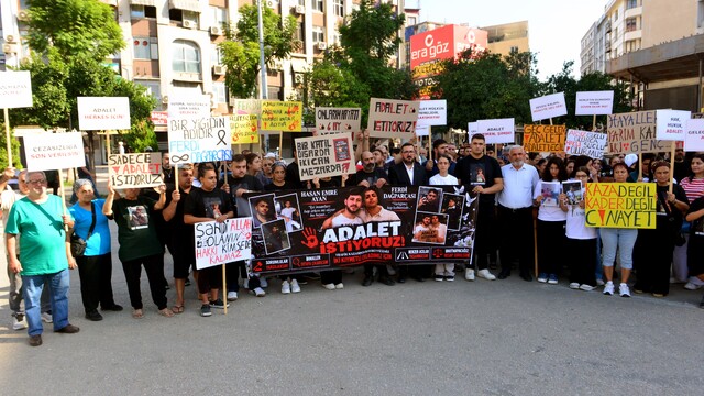 Adana'da 2 gencin ölümüne neden olan sürücünün tahliyesi protesto edildi
Ölen 2 gencin aileleri 5 Ocak Meydanı'nda toplandı, döviz ve pankartlarla tahliyeye itiraz etti
Evlatları ölen ailelerden tahliye kararına tepki:
"Kusur yüzde 100 sürücüye ait"
"Çocuklarımızın gerçekleştireceği hayaller vardı fakat hepsi yarım kaldı"