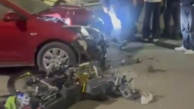 Otomobil ile motosiklet çarpıştı: O anlar kamerada