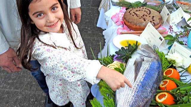 Çeşme'nin "Nişan balığı" geleneği Kültür Sofrası'nda canlandırıldı