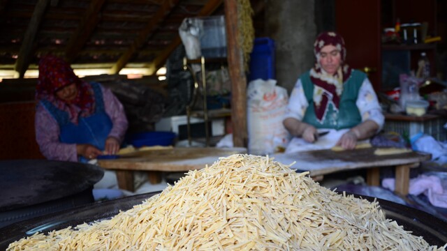 Antalya'da kadınların kış mesaisi: 120 yumurtayla 30 kilo erişte hazırlıyorlar