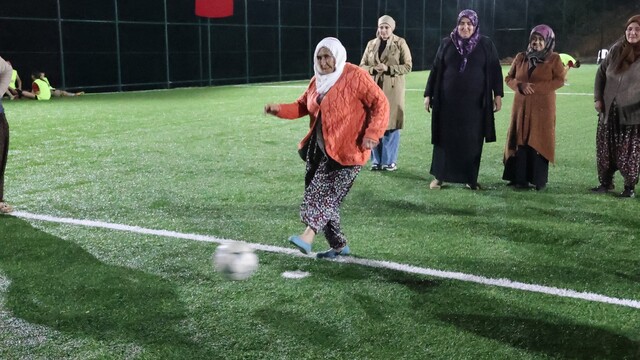 Kadınlar halı sahada Cumhuriyet coşkusunu yaşadı