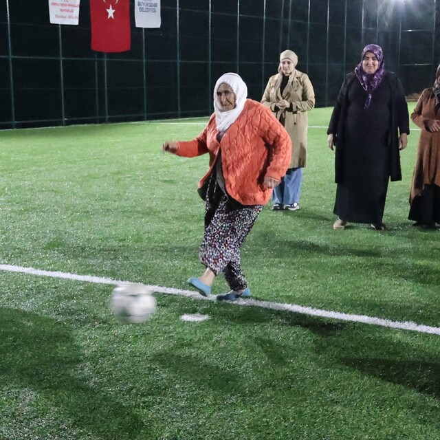 Kadınlar halı sahada Cumhuriyet coşkusunu yaşadı