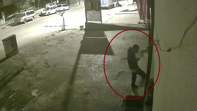 Ayakta duramayan alkollü şahsın iş yeri camını tekmelediği anlar kamerada