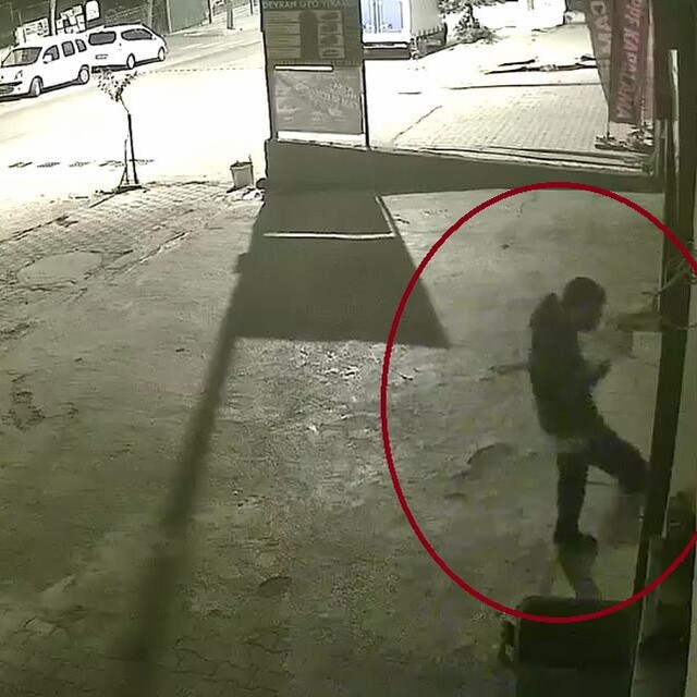 Ayakta duramayan alkollü şahsın iş yeri camını tekmelediği anlar kamerada