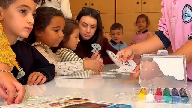 Manisa'da üniversiteli gençler minik kalplere dokundu