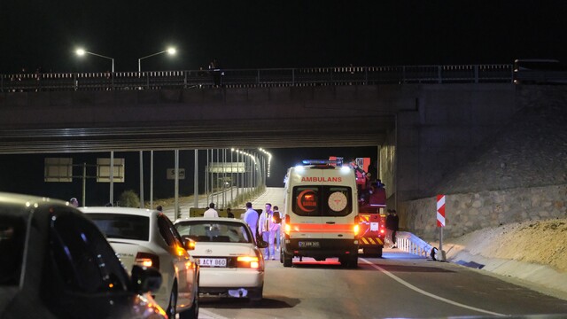 Köprüye çıkarak intihara kalkışan genci jandarma kurtardı