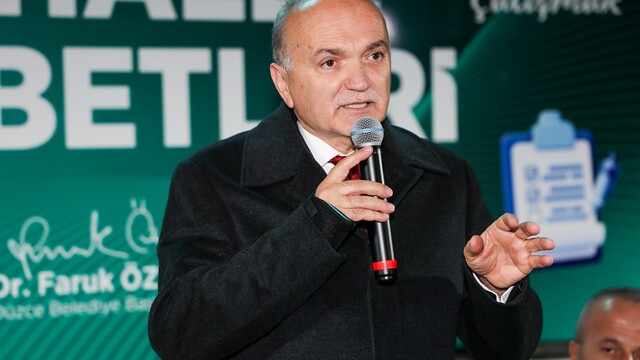 "Biz bu yaşa geldik böyle hizmet görmedik"
Başkan Faruk Özlü, vatandaşın ayağına gidiyor dertlerini dinliyor sohbet ediyor
Düzce'de yamalar robotik, kasisler standart olacak