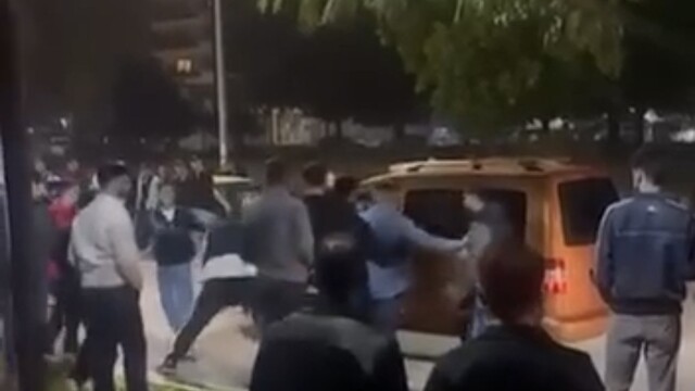 Parkta gençlerin kavgası kameraya yansıdı