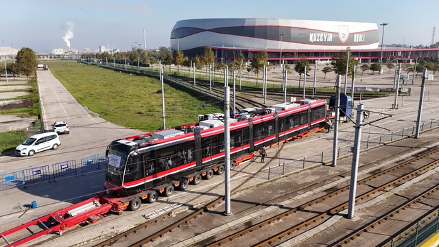 12 yeni tramvaydan dördüncüsü Samsun'a ulaştı