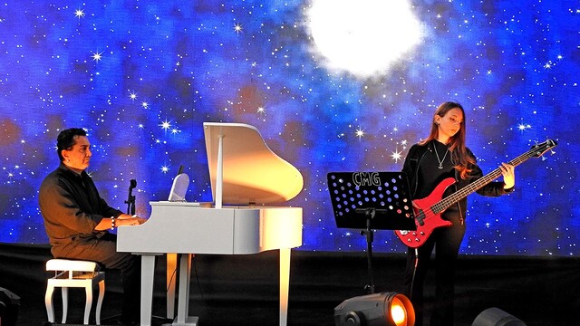 Mustafa Boran Durgun, Çeşme'de bestelediği eserlerini Çeşme Kalesi'nde seslendirdi