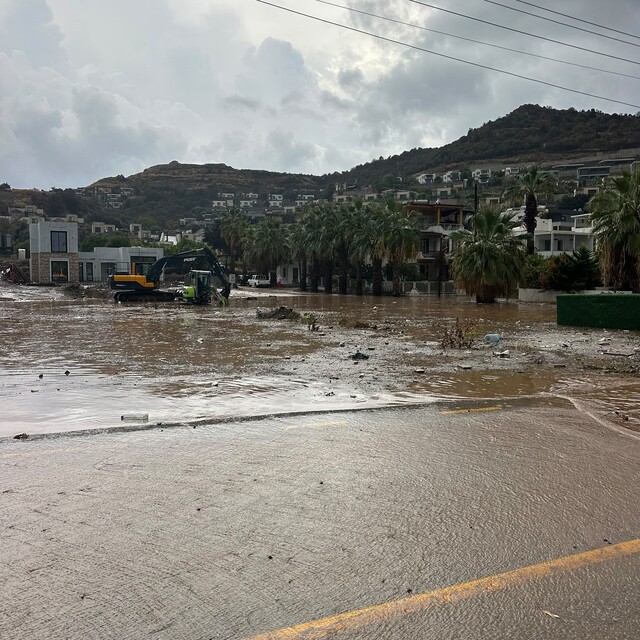 Bodrum'da sağanak yağış etkili oluyor
